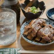 ソーキそばにも使われているソーキは、軟骨ソーキではなくスペアリブにあたる大ぶりのあばら肉をホロホロになるまでじっくり煮込んだ自慢の1品です。単品でも出していますので味わっていただきたいですね。