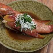 クセのない白身魚を蒸し、山椒と鶏油で風味豊かに仕上げた一品は、食べやすく魚の持ち味が引き出されたメニュー。(コースの魚料理例です。その時々で内容は異なります。）