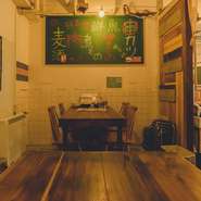木をふんだんに使ったウッディーな店内は、親しみやすい大衆酒場らしさと、モダンでスタイリッシュな雰囲気が融合。オシャレなのにどこか懐かしい、居心地のよい空間です。				