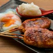やんばる鶏を使用した『自家製つくね』は、軟骨を入れることでコリコリした歯ごたえを、山芋を入れることでふっくら食感を実現しました。濃厚な自家製ダレで焼き上げれば、香ばしさと旨みが楽しめます。