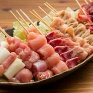 朝挽きした県産やんばる鶏のみを使用してつくる『焼き鳥盛り合わせ』。炭火で焼くのですが、新鮮な鶏のよさを活かすべく火を通し過ぎずミディアムに仕上げています。一口噛めばジューシィな肉の旨みが広がります。