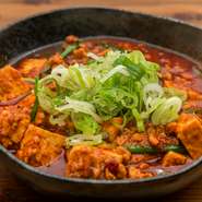 歯ごたえがあって味が濃い島豆腐でつくる『激辛麻婆豆腐』。味に深みを出すため3種類の味噌をブレンドし、かつ鶏出汁を加えてコクをプラスしました。辛いモノ好きにはたまらない、ぴりりとした辛さが光ります。
