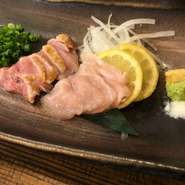 朝挽きしたやんばる鶏のみでつくる『タタキの盛り合わせ』は、ぜひご賞味いただきたい一品です。ささみ、モモ、ムネの3種が味わえるのですが、特にささみはとろけるような食感です。数量限定でお届けしています。