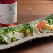 日本ワインに合わせ、和の要素を取り入れた料理を提供　