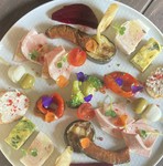 日替わりでひとくちサイズのハムやオムレツ、野菜のマリネなどの楽しい一皿
※写真は2人前