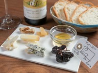ワインに欠かせないチーズは、食べ頃の状態のものをチーズ屋さんから入荷。珍しいものや青かびなどタイプ別に盛り合わせています。（写真はアッペンシェラー　ベトマール・シェーブル、ブル・ド・　ヴェルニュ）