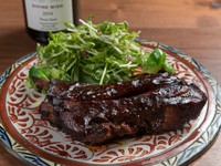 【ル・ボワ】の看板メニューです。一度煮込んでから焼き上げたお肉は、お箸でほぐれるやわらかさ。つぎ足しのオリジナルBBQソースもスパイシーな中に甘みと深いコクがあり、食べだしたら止まらない美味しさです。