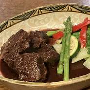 牛ほほ肉の赤ワイン煮込み