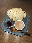 レバーペーストと言えば、ブランデーや酒精強化ワインを使用する料理ですが、日本ワインや、日本酒にあわせて”みりん”を合わせてみました。これが優しい味わいとなり、お酒と良く合うのです。是非！