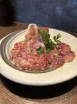 熟成感のある生ハムの旨味と、サラミの程よい脂身がとても美味しく、ワイン全般と楽しめます。
酒精強化ワインや、ブランデーなどと楽しんでもいいと思います。