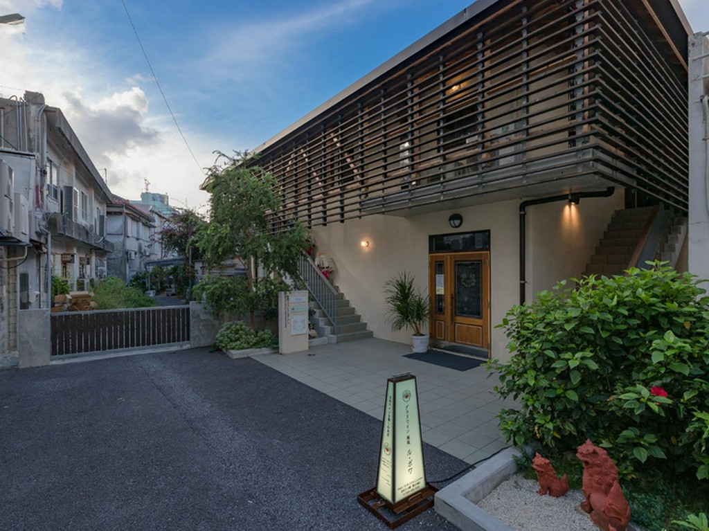 桜坂を下った所。1階にフレンチのお店が入っている建物が目印！