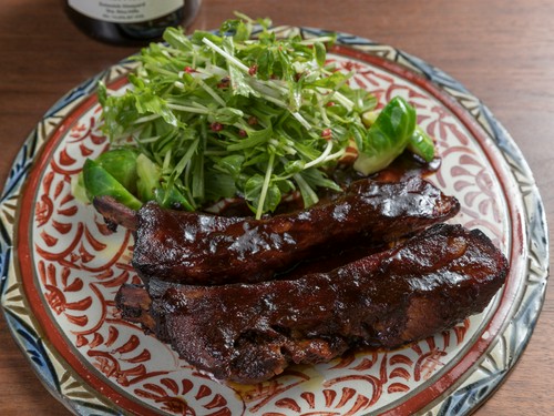 料理だけでなく、器も「やむちん」など地元の焼き物にこだわり