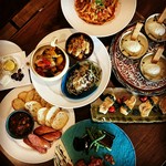 みんなで気軽にわいわい楽しめる料理です。
大皿料理なので、カジュアルなスタイルで楽しめます。