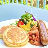 土・日・祝日　15:00ー17:00限定　パンケーキ&スパークリングワインセット
旬の島野菜を使ったサラダや当店自慢の『桜坂ボロネーゼソース』パイナップルを食べて育ったアグー豚“パイとん”のソーセージを使った一皿をおすすめスパークリングワインと一緒に。
