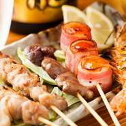 鮮魚だけではなく、お肉にも自信アリ。明太マヨやチーズなどのトッピング（各50円）で味の変化もいろいろ楽しめます。