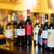 トスカーナ、ピエモンテ、ヴェネト州などを中心に、イタリア全土の美味しいワインがずらり。グラス600円～、ボトル2500円～で楽しめ、高品質の味を高コスパでお届け。イタリアが誇る銘醸ワインもあります！