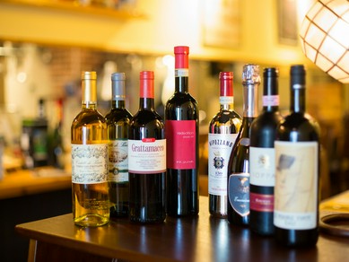 銘醸ワインを含め、100種類以上のイタリア産ワインを取り揃え