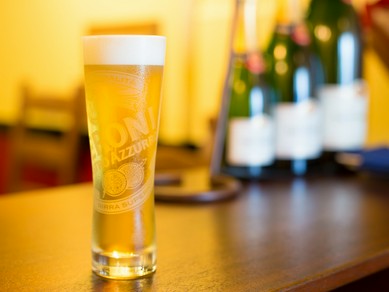 本場で人気のビール、『ペロー二 ナストロアズーロ』の樽生が