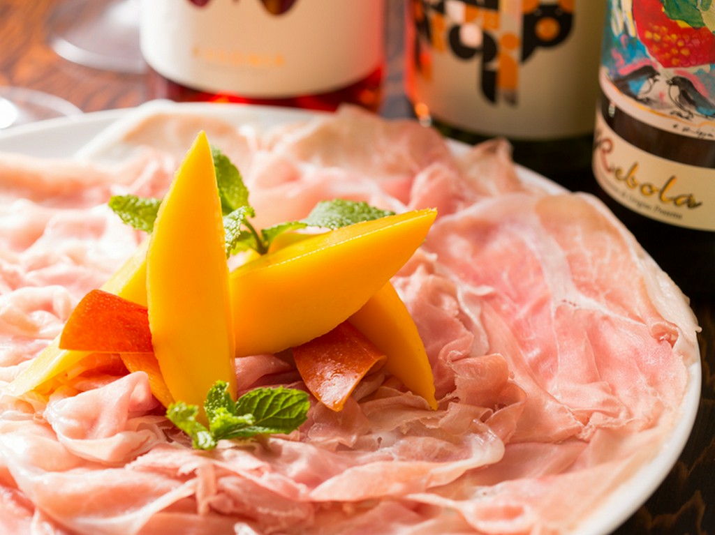 イタリア＆沖縄食材で彩る『パルマ産生ハムと沖縄県産マンゴー』