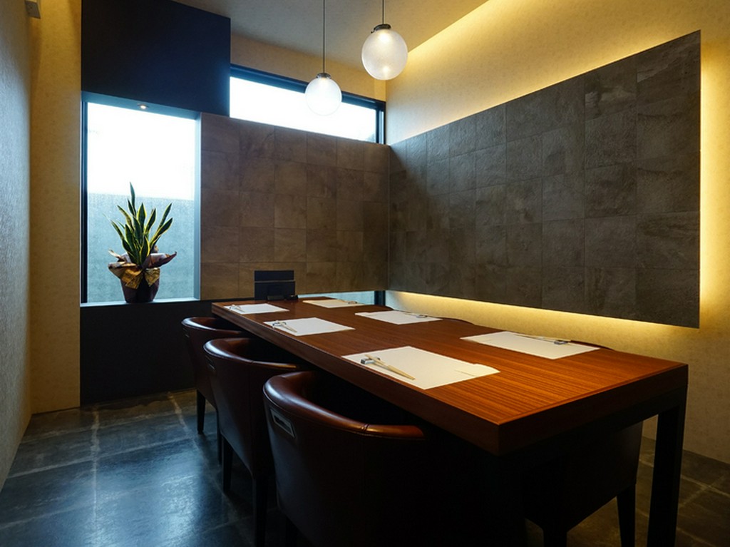 日常を忘れ、特別な時間を過ごせるスタイリッシュなダイニング