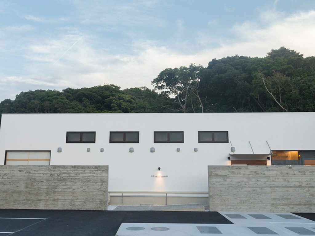 白浜の海近く、スタイリッシュな白亜の建物