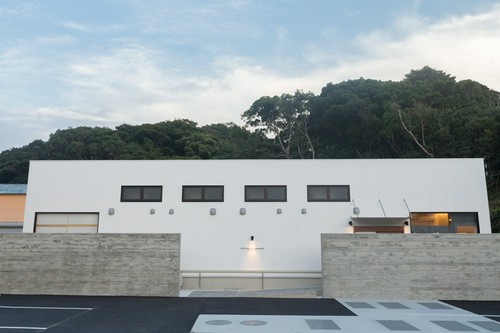 白浜の海近く、スタイリッシュな白亜の建物