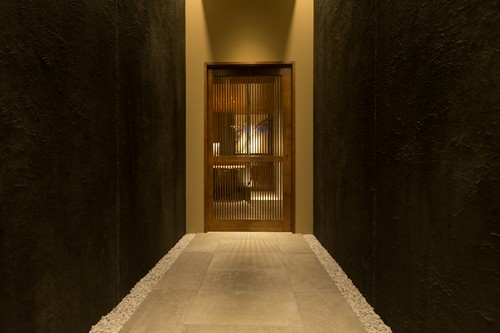 美食への期待が高まる、格子戸へと続くエントランス