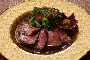 肉の旨みを堪能できる『熊野牛イチボ肉のローストビーフ』