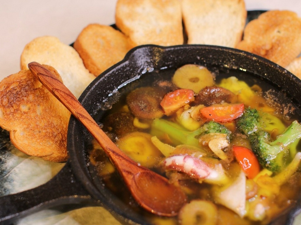 お酒がすすむ逸品！　新鮮な魚介類を使用した、香り高い味わいの『シェフおすすめ特製アヒージョ』