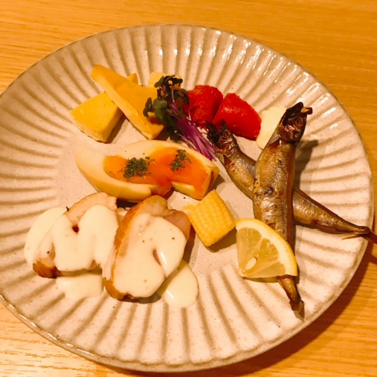 ベーコンなど様々な燻製料理を、少しずつ楽しめるのが嬉しい『自家製燻製5種盛り』