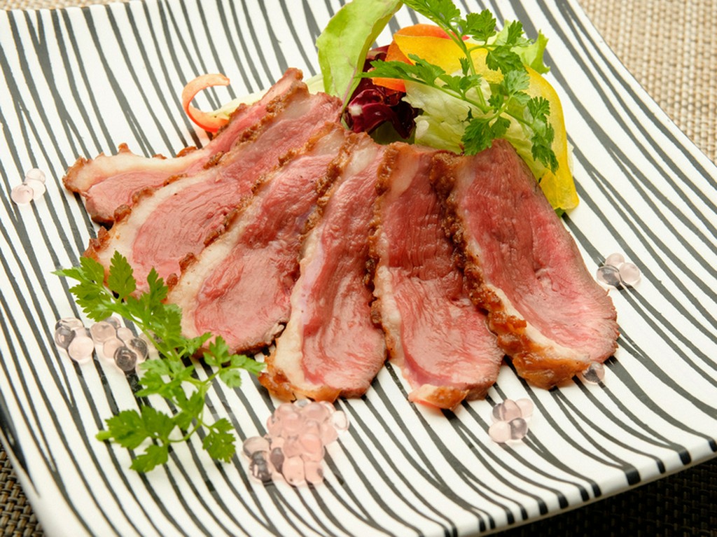 サラダ感覚や酒のアテなどオールマイティな『仏産鴨のロースト』