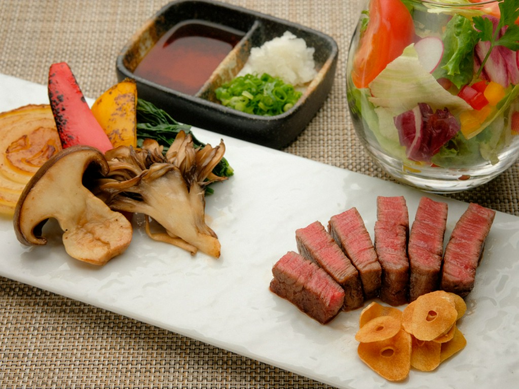 『佐賀牛　極選ヘレステーキ』の脇役もぬかりない自慢の一品