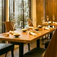 店は完全予約制のため、安心して相手を招くことができます。コース料理に、相手の嗜好を取り入れてみるのもおすすめです。ワインにこだわりを持つ方であれば、事前の相談もお忘れなく。