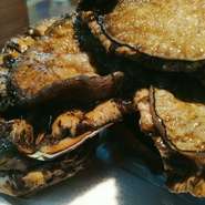 当店のスペシャリテ、福井県産天然黒鮑をお楽しみください。