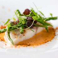 速い海流と豊富な餌で、身の締まった美味しい魚介を育てている明石の海。明石鯛が旬の時季には、絶妙な火入れによって身の甘みと脂ののりを堪能できます。