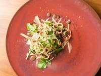 ブルーオマール海老を使用した前菜や、神戸ビーフのサーロイン肉がメインの全10品のランチコースです。