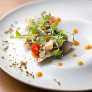 川口シェフの中には、自慢の一品という概念はありません。なぜなら全ての料理は、その時季に手に入れられた食材を使いつくるから。食材が違えば、おのずと料理も異なります。（画像は一例。秋鯖　黄金桃）