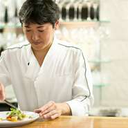 「ソースの味で料理を際立たせるよりも、食材そのものの味を楽しんでほしい」と話す川口シェフ。予約時に確認するお客様の希望にも添いながら、ひとつひとつ丁寧につくり上げていきます。