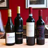 イタリアワインを中心に、常時30種類程度のワインが用意されています。ワインリストにある定番に加え、メニューにない限定入荷品もあるので、気軽にお問い合わせを。自然派ワインやビオワインも置いています。