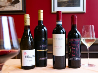 料理に合わせて選べる種類豊富なワイン。リストにないものも