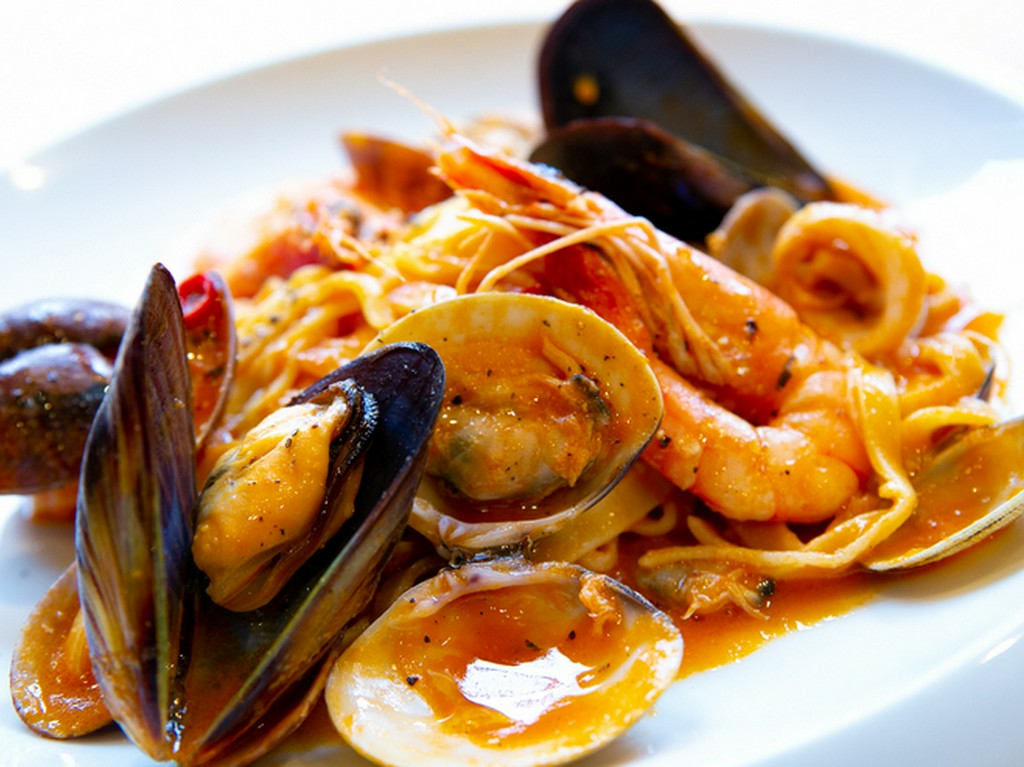 老舗のソース、パスタと日本の魚介が絶妙にマッチした『魚介たっぷり漁師風ペスカトーレ』