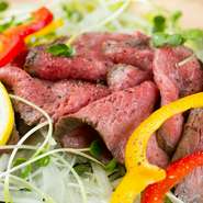 細かな霜降りと肉の甘みに特徴がある「千屋牛」や、地元ミツクラ農林から取り寄せる「牛窓産マッシュルーム」など、県内の農産物を中心に厳選仕入れ。食を通して岡山を身近に感じられます。