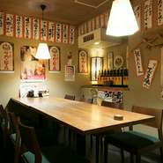 名物『ミツノヤレモンサワー』は約1個半分の凍らせたレモンを、氷代わりとしてジョッキの中に！　また種類豊富な地酒は、お財布に優しい価格なので、気軽に飲み比べも◎。お気に入りの一杯を見つけてください。