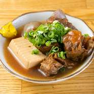 豆腐、牛スジ、こんにゃくをしっかりとした味付けで甘辛く炊いた一皿。牛すじから出た旨味が、より一層コクのある味わいにし、その汁をたっぷり吸い込んだ豆腐とこんにゃくは絶品です。ハイボールや冷酒がオススメ。