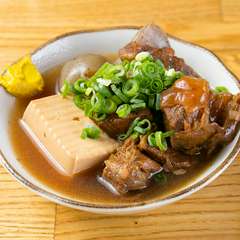 酒の肴にピッタリ！　芯まで味がよく染み込んだ人気メニューの『肉どうふ』