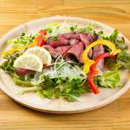 ほどよい霜降と赤身が特徴の「千屋牛」は、とても甘くやわらかい上品な味です。その上質の肉を多くの人に味わって欲しいとリーズナブルな一皿に。たっぷりの新鮮野菜と共に、 自家製和風ドレッシングでどうぞ。