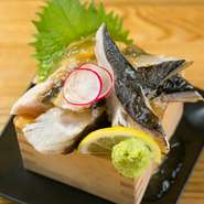 古くから岡山で食べられている逸品。サッと塩をふりタタキにするシンプルな調理法は、鮮度の高い鰆が手に入る岡山だからこそです。添えられたレモンジュレとわさびでさっぱりと食べられます。お酒との相性も抜群！