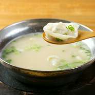 水ギョーザを鶏ガラスープで炊いたもの。そのままいただく。 タネから全部手作り。