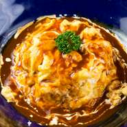 全て一から手づくりしており、デミグラスソースは丸2日間かけて煮込んだ自家製です。チキンライスの上にふわとろ卵をたっぷりとのせ、とてもボリューミー。お腹が満たされる嬉しい一品です。