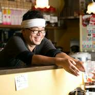 仕事帰りに一杯ひっかけていこうかな？と気軽に寄れるよう、お手頃価格の料理とお酒を取りそろえました。アットホームな空間で、疲れを癒やしながら楽しい時間を過ごせる、そんなお店づくりを目指しています。